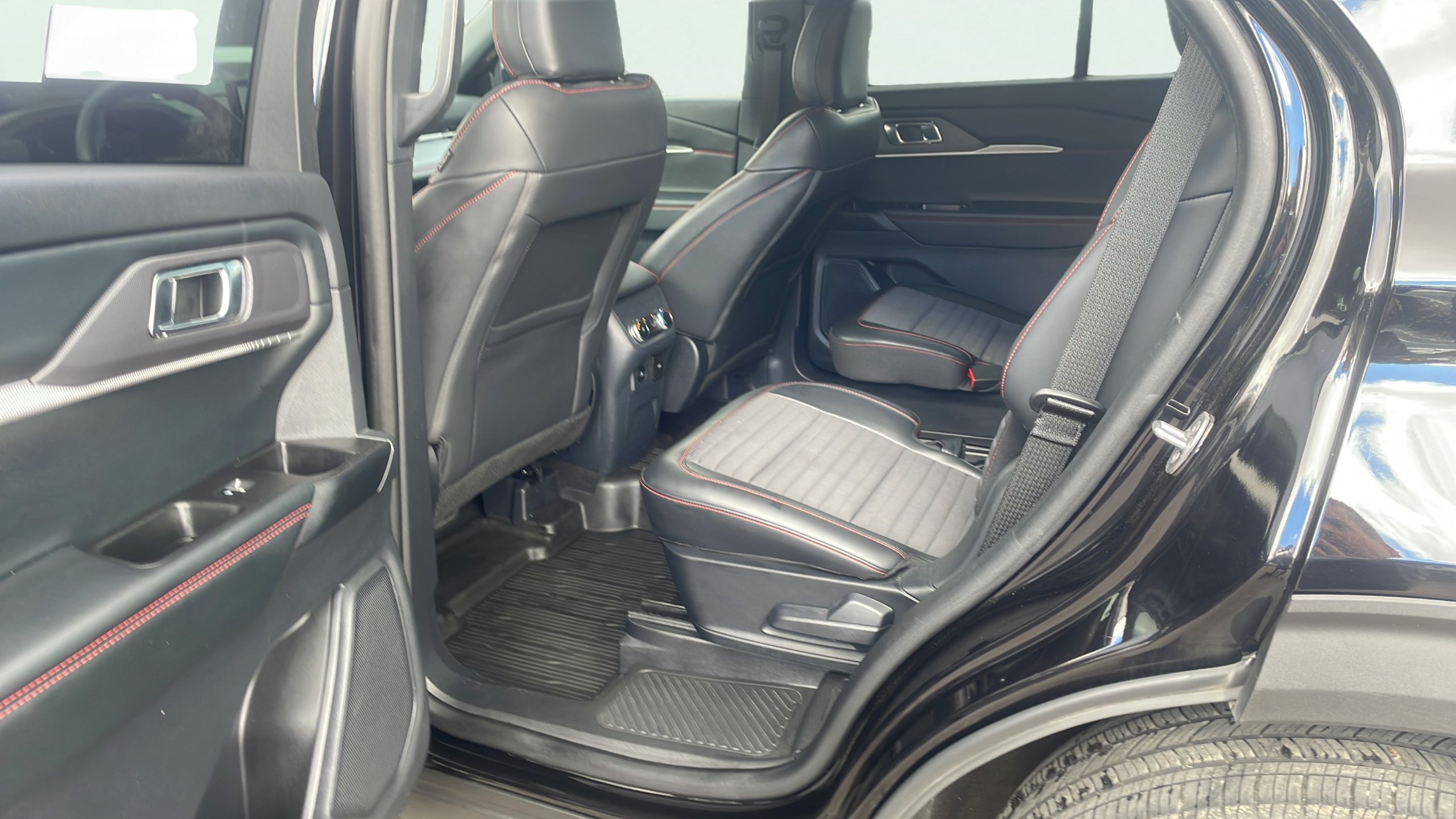 Certified 2025 Ford Explorer ST-Line AWD/4WD image 12
