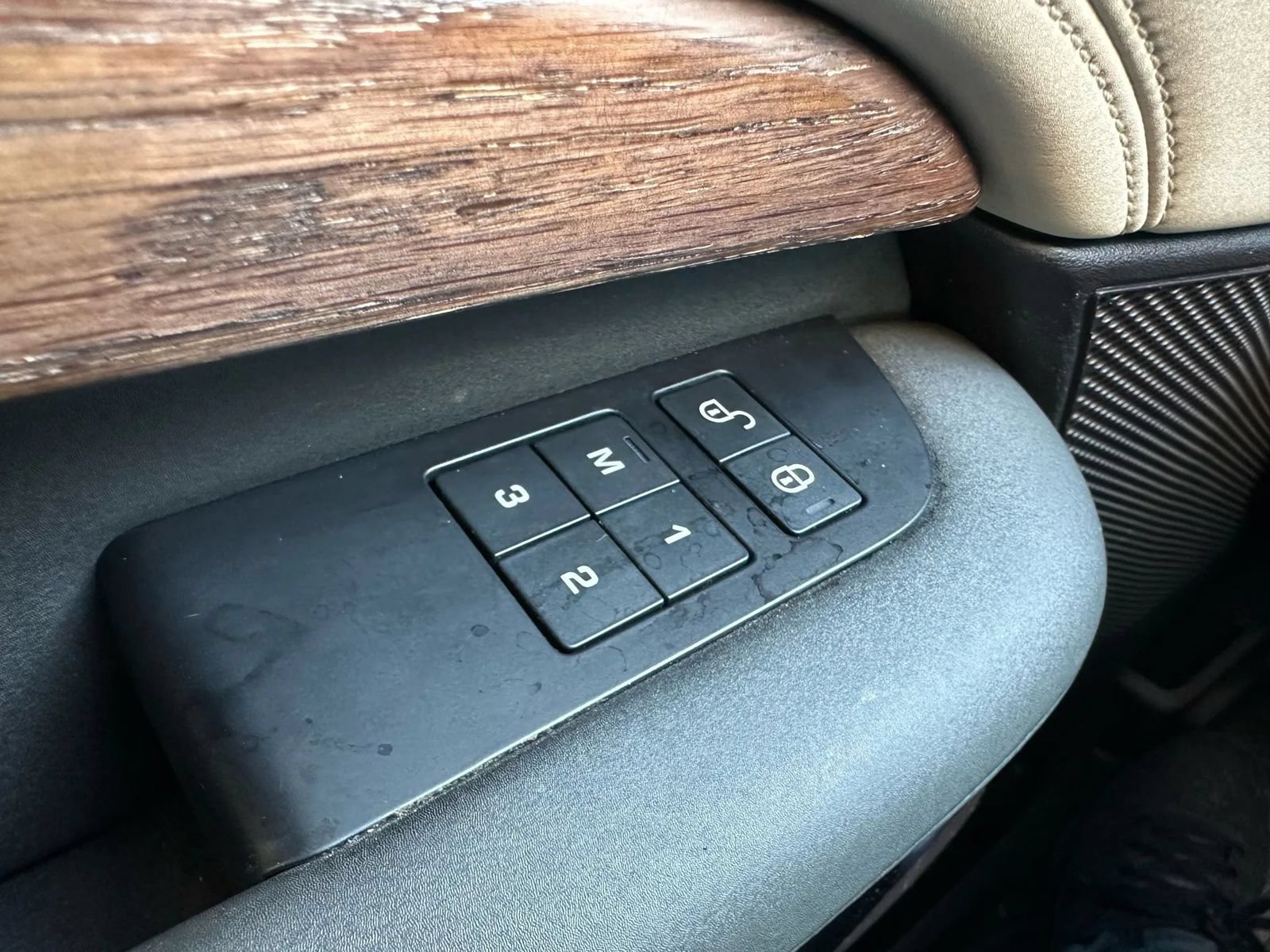 Used 2017 Land Rover Discovery HSE AWD/4WD image 56