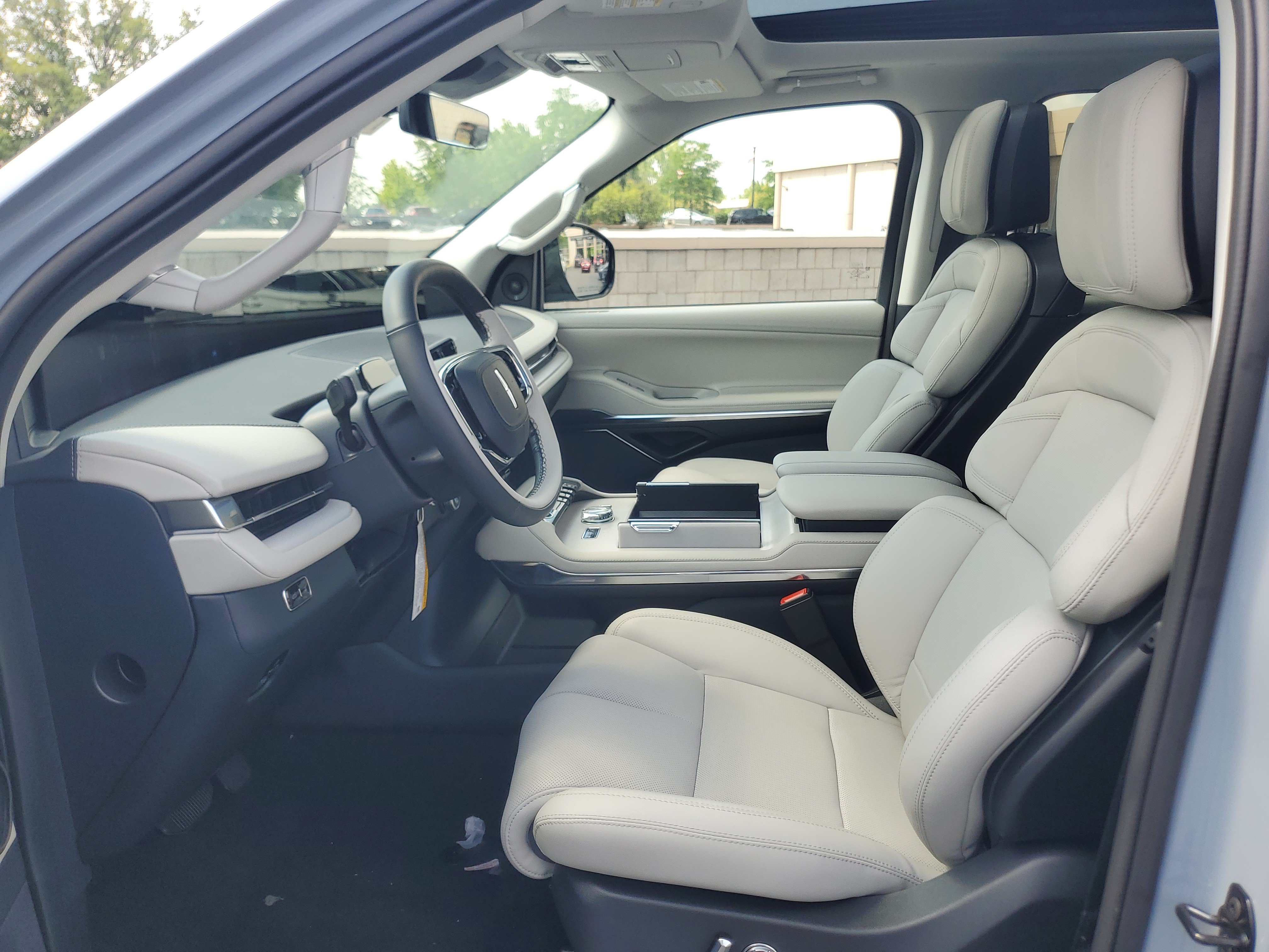 New 2026 Lincoln Navigator Reserve w/ Jet Appearance Package AWD/4WD image 11