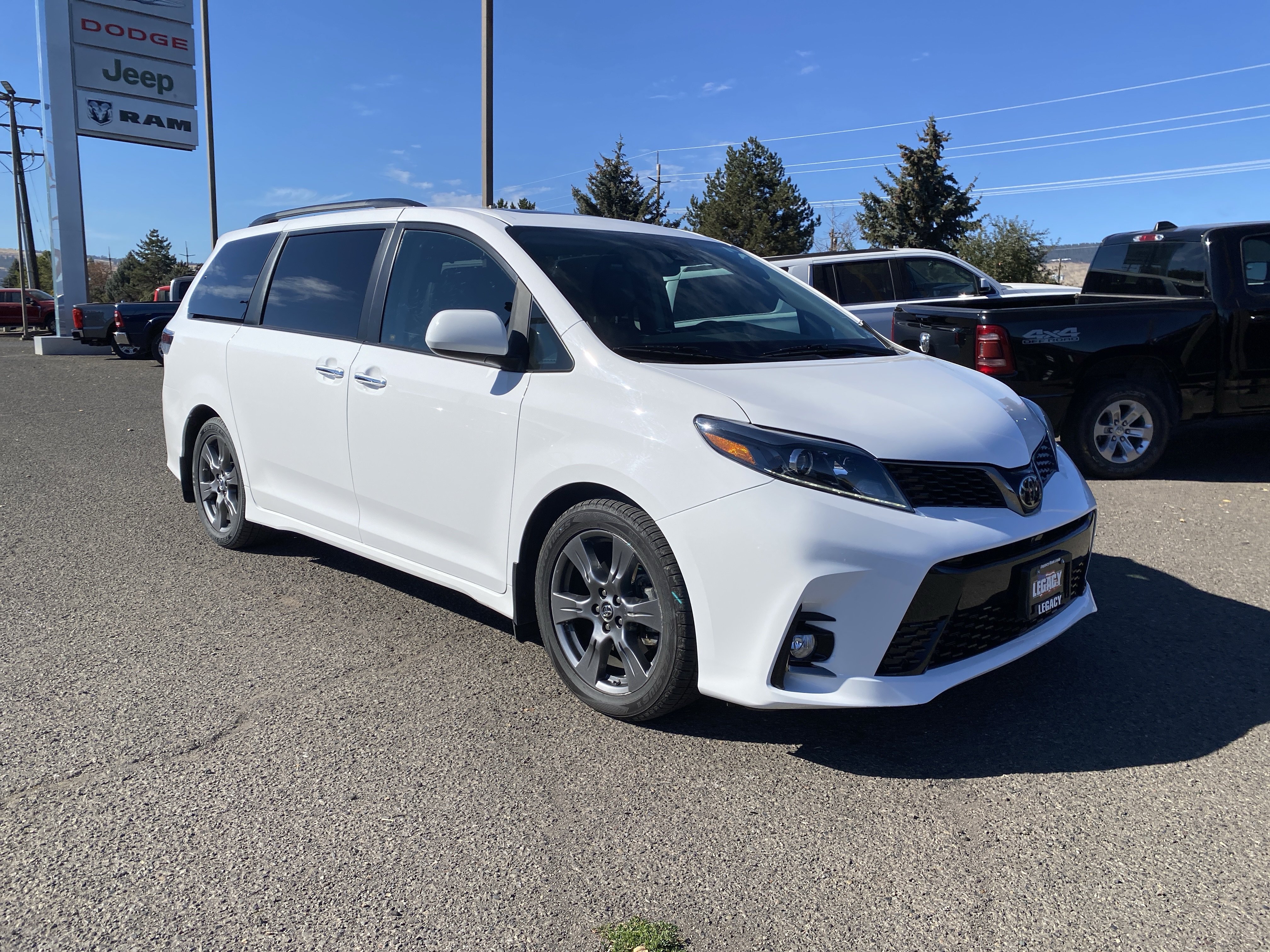 Used 2018 Toyota Sienna SE