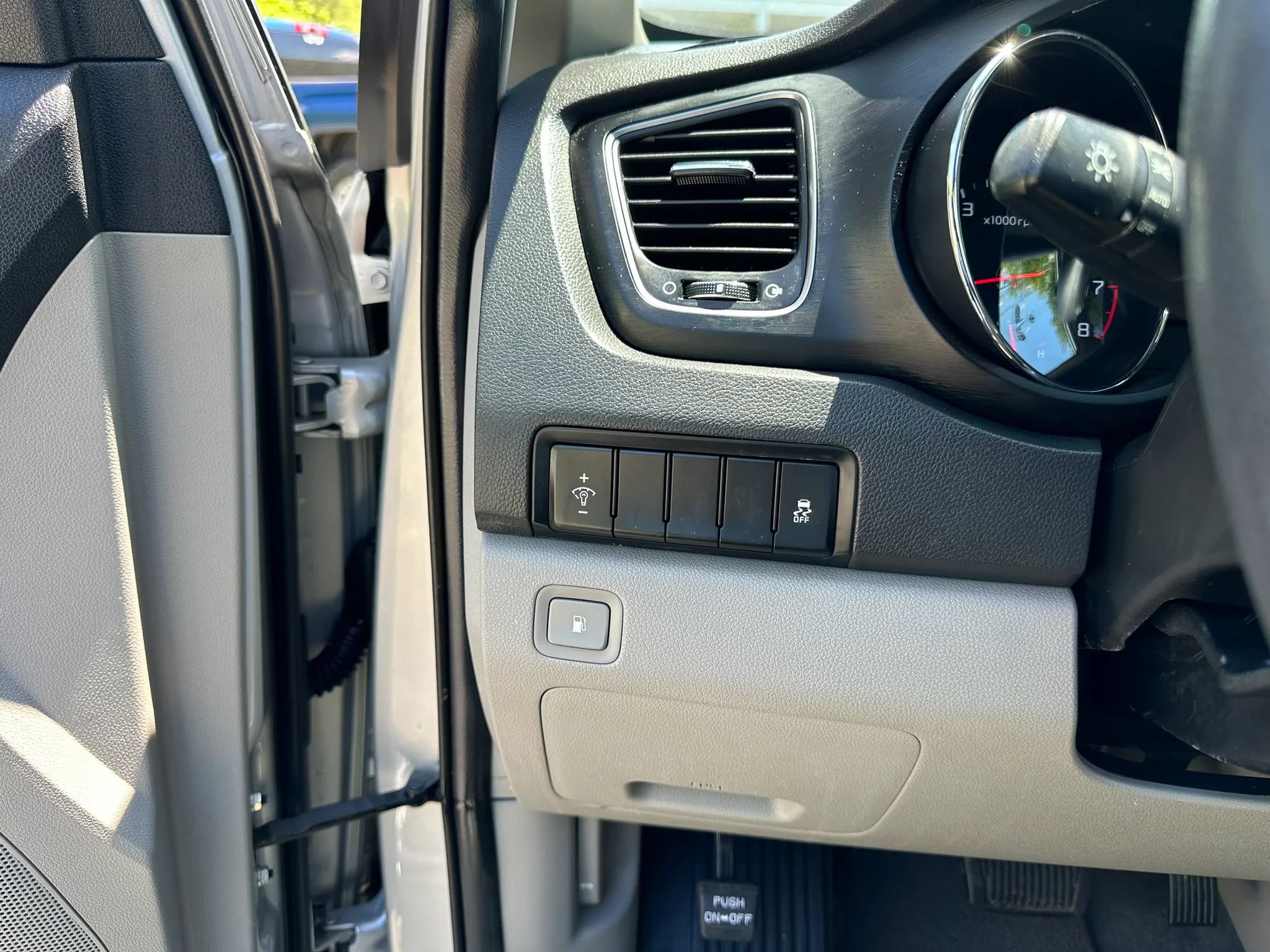 Used 2019 Kia Sedona LX FWD image 13