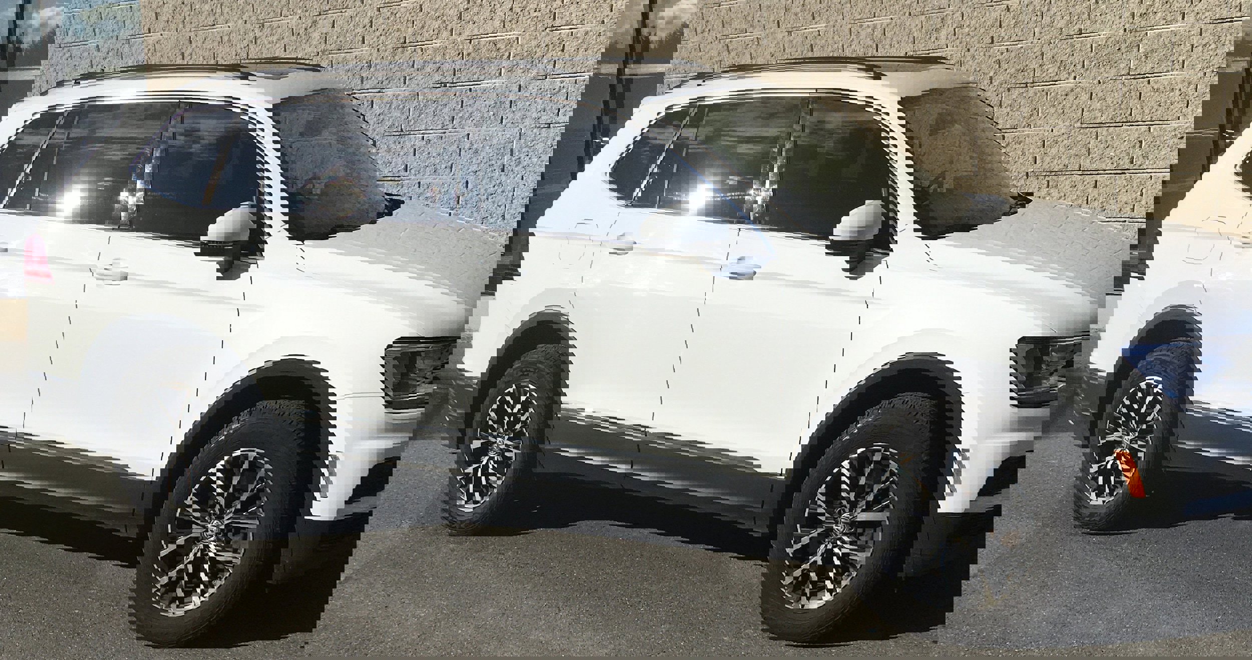 Used 2020 Volkswagen Tiguan SE w/ Panoramic Sunroof Package image 3