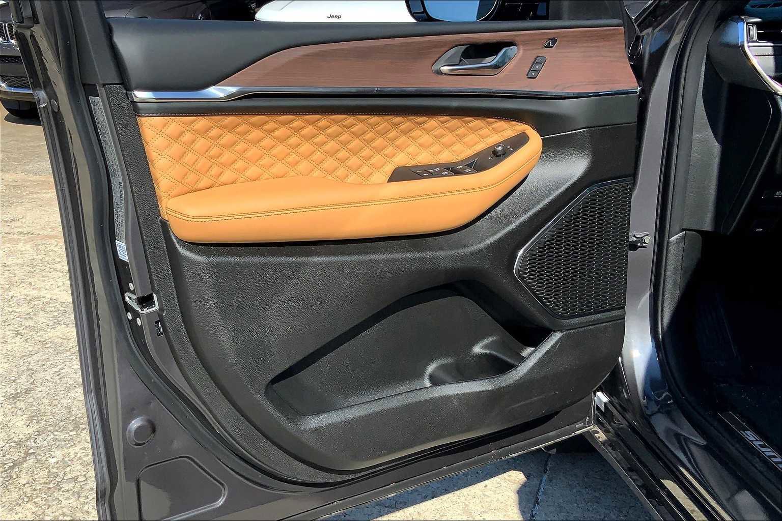 New 2025 Jeep Grand Cherokee L Summit w/ MOPAR Finishing Package image 11