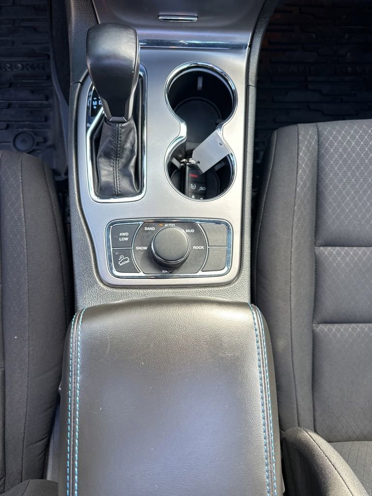 Used 2020 Jeep Grand Cherokee Laredo AWD/4WD image 37