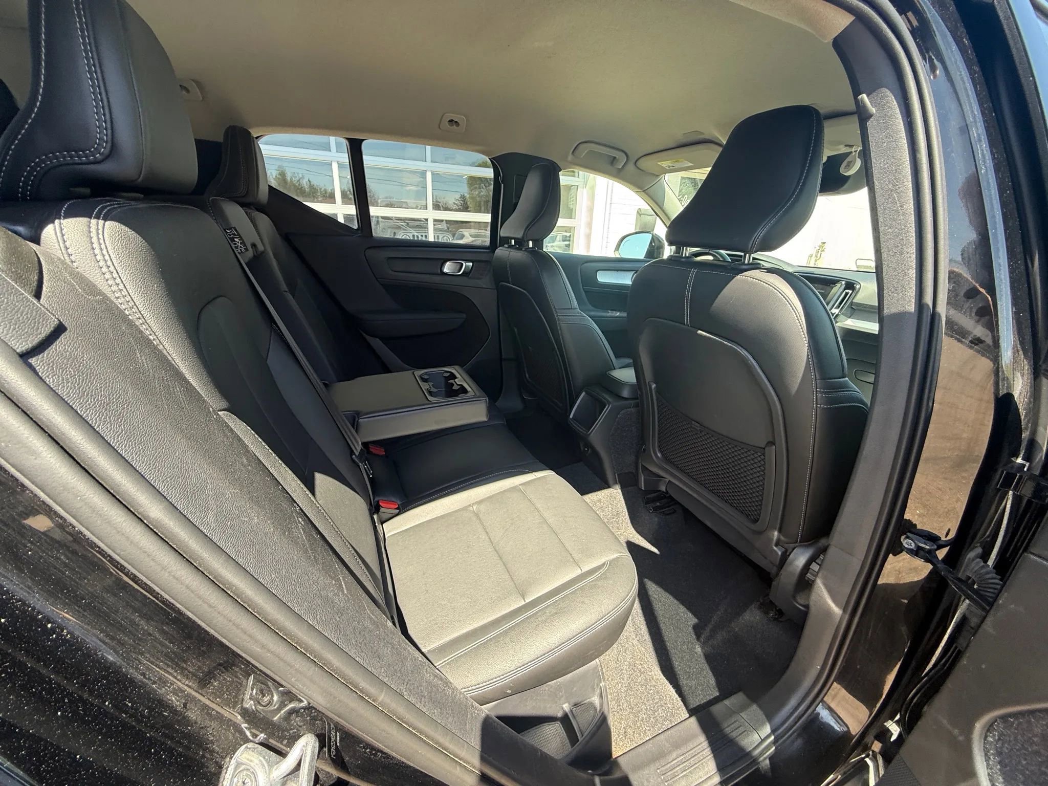 Used 2021 Volvo XC40 T4 Momentum image 12