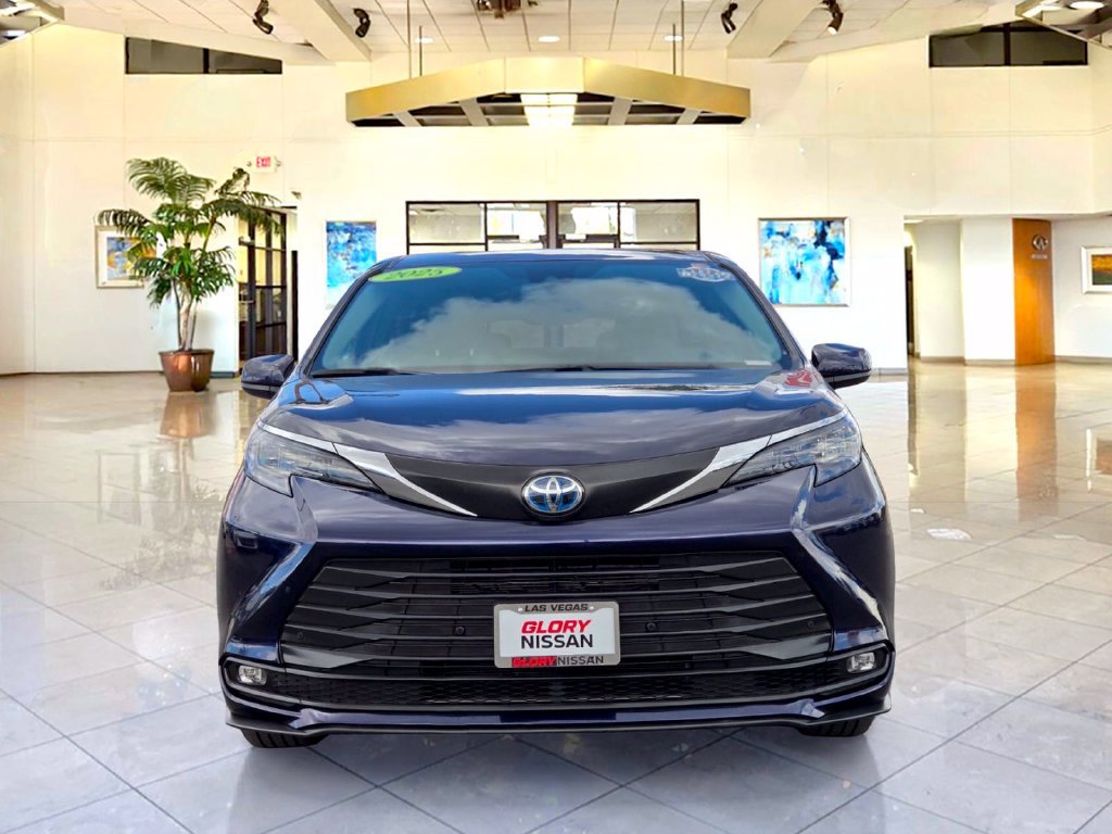Used 2025 Toyota Sienna XLE FWD image 2