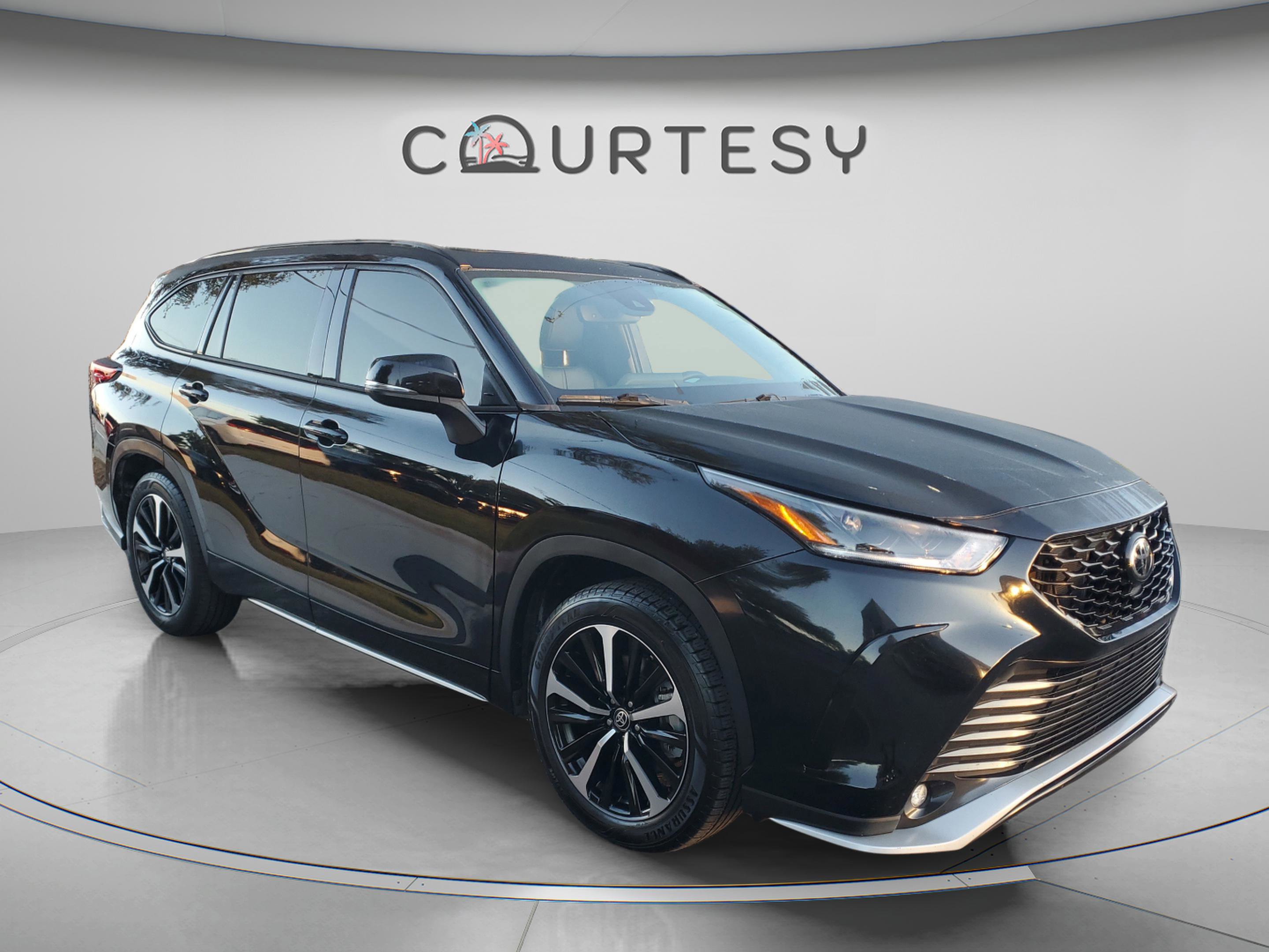 Used 2022 Toyota Highlander XSE FWD image 5