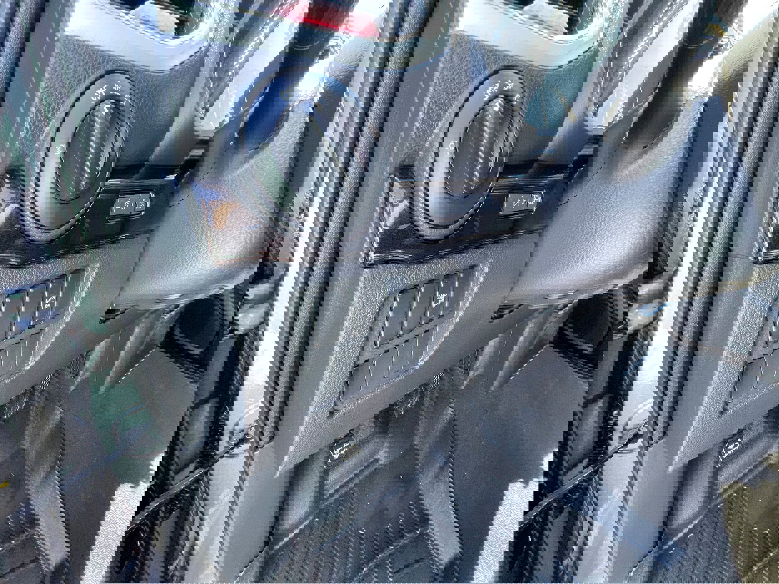 Used 2018 Nissan Titan SV image 18