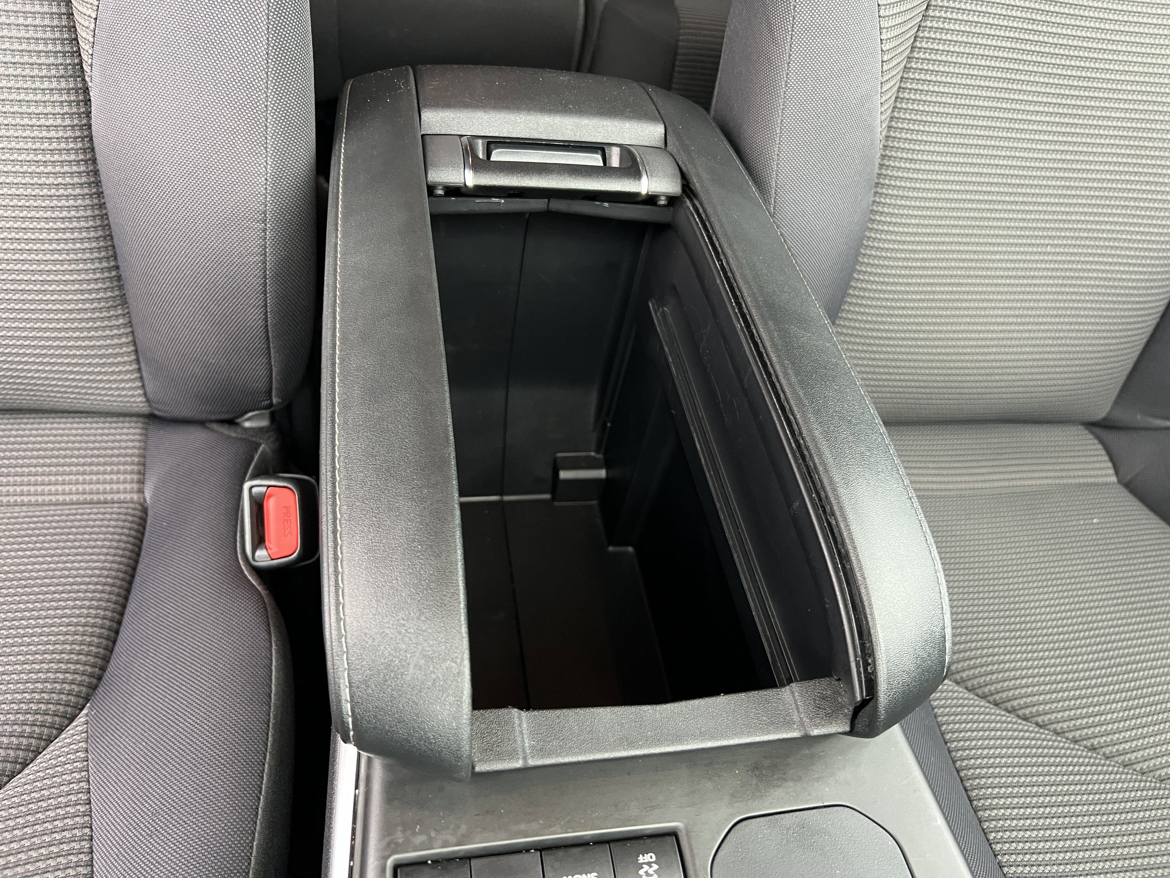 Used 2022 Toyota Highlander L image 27