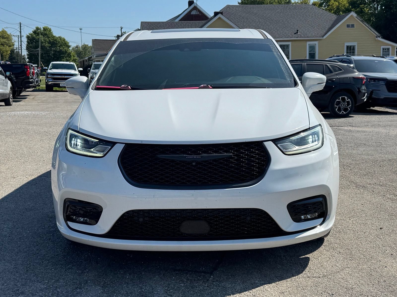 Used 2022 Chrysler Pacifica Limited w/ Uconnect Theater Family Group FWD image 9