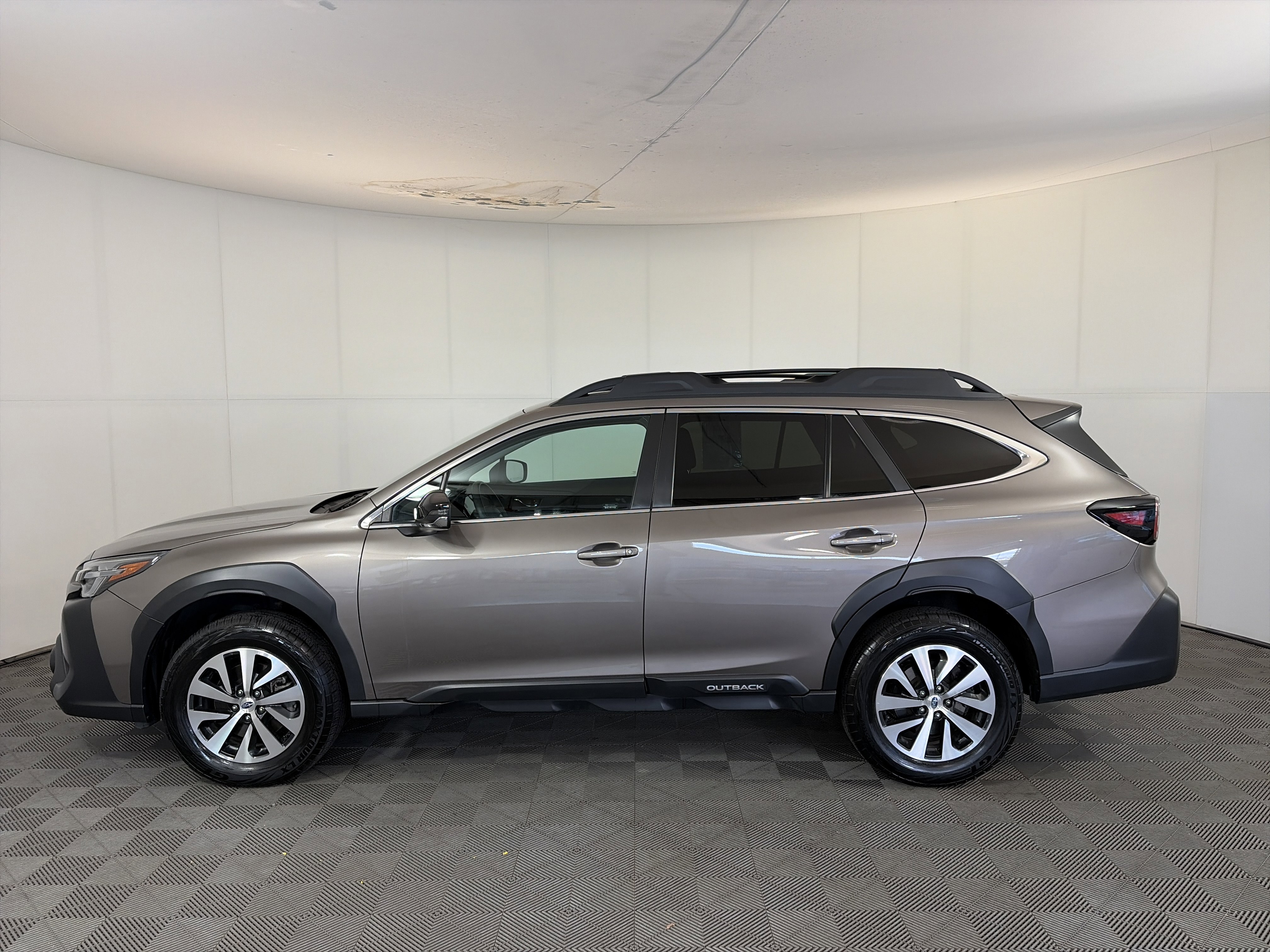 Used 2023 Subaru Outback Premium image 8