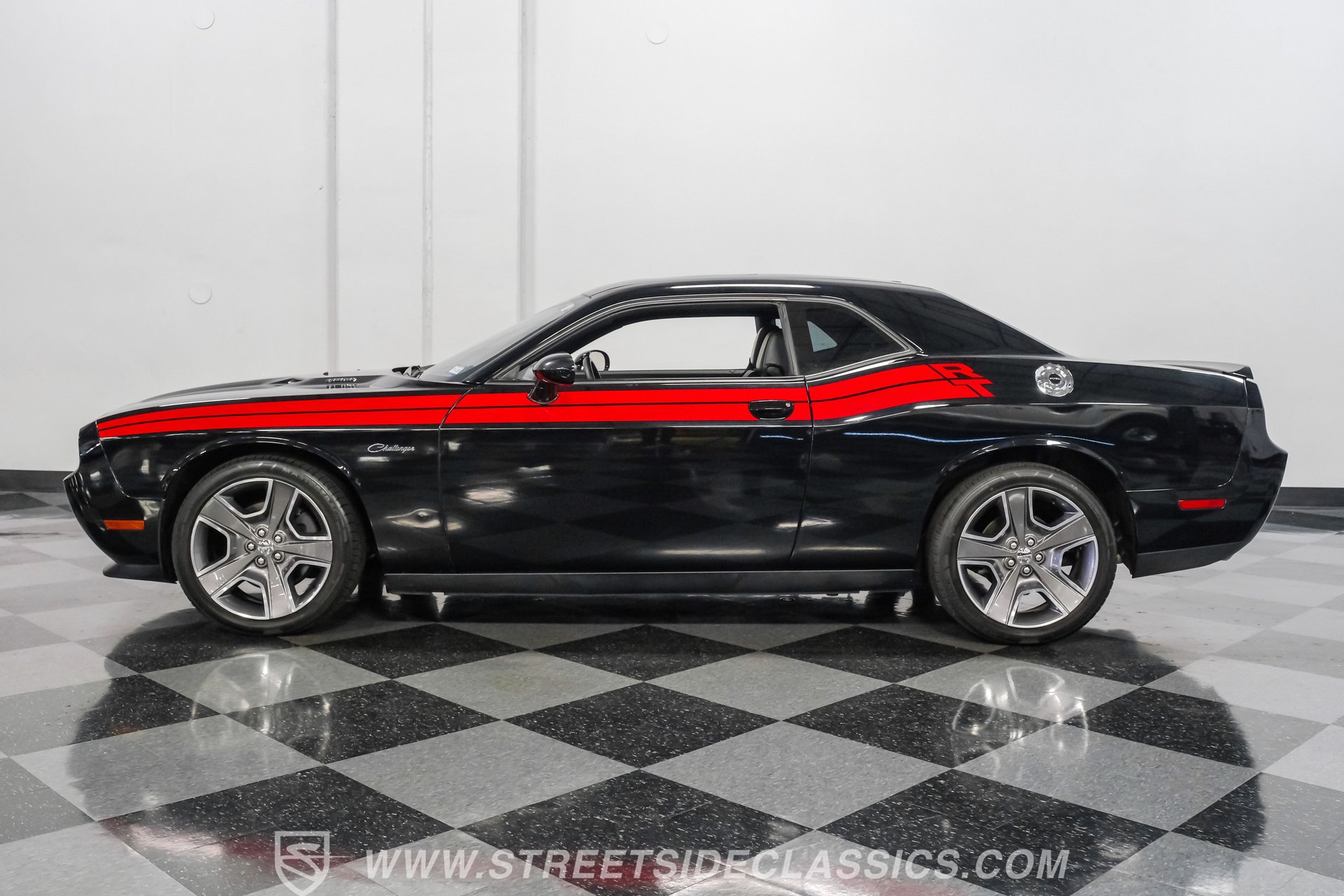 Used 2012 Dodge Challenger R/T RWD image 2