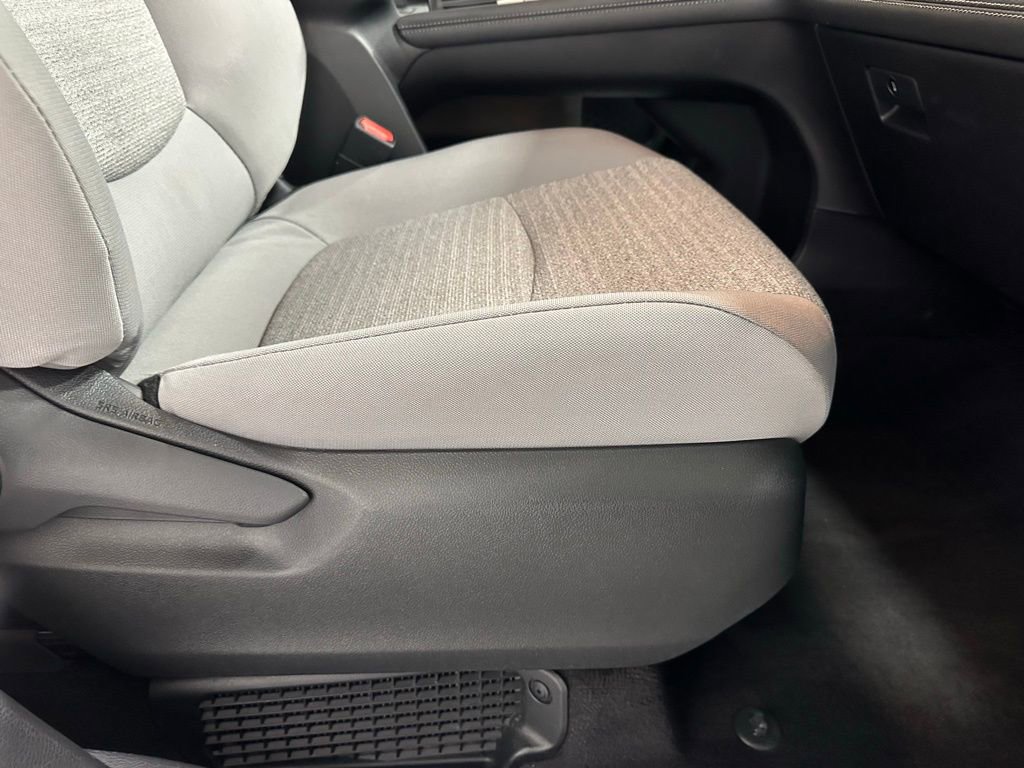 Used 2025 Toyota Sienna LE image 61