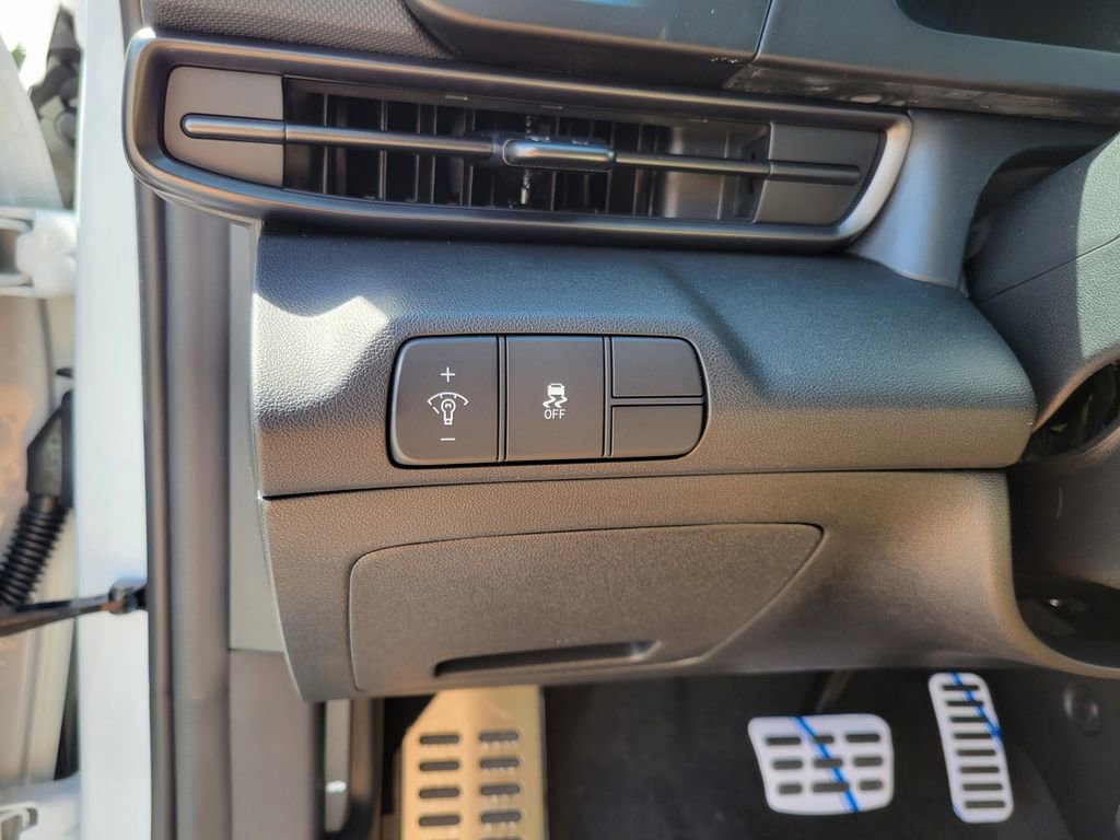 Certified 2025 Hyundai Elantra Sport image 11