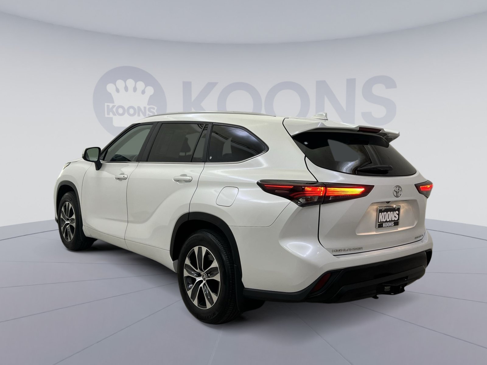 Used 2024 Toyota Highlander XLE AWD/4WD image 7
