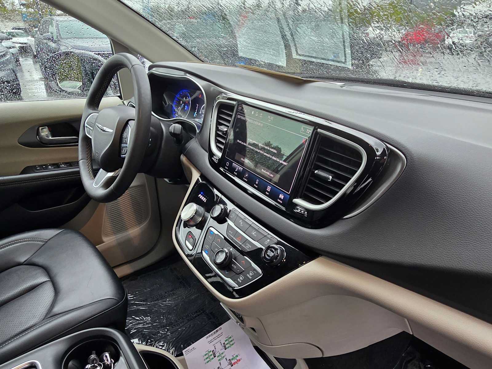 Used 2024 Chrysler Pacifica Touring-L FWD image 11