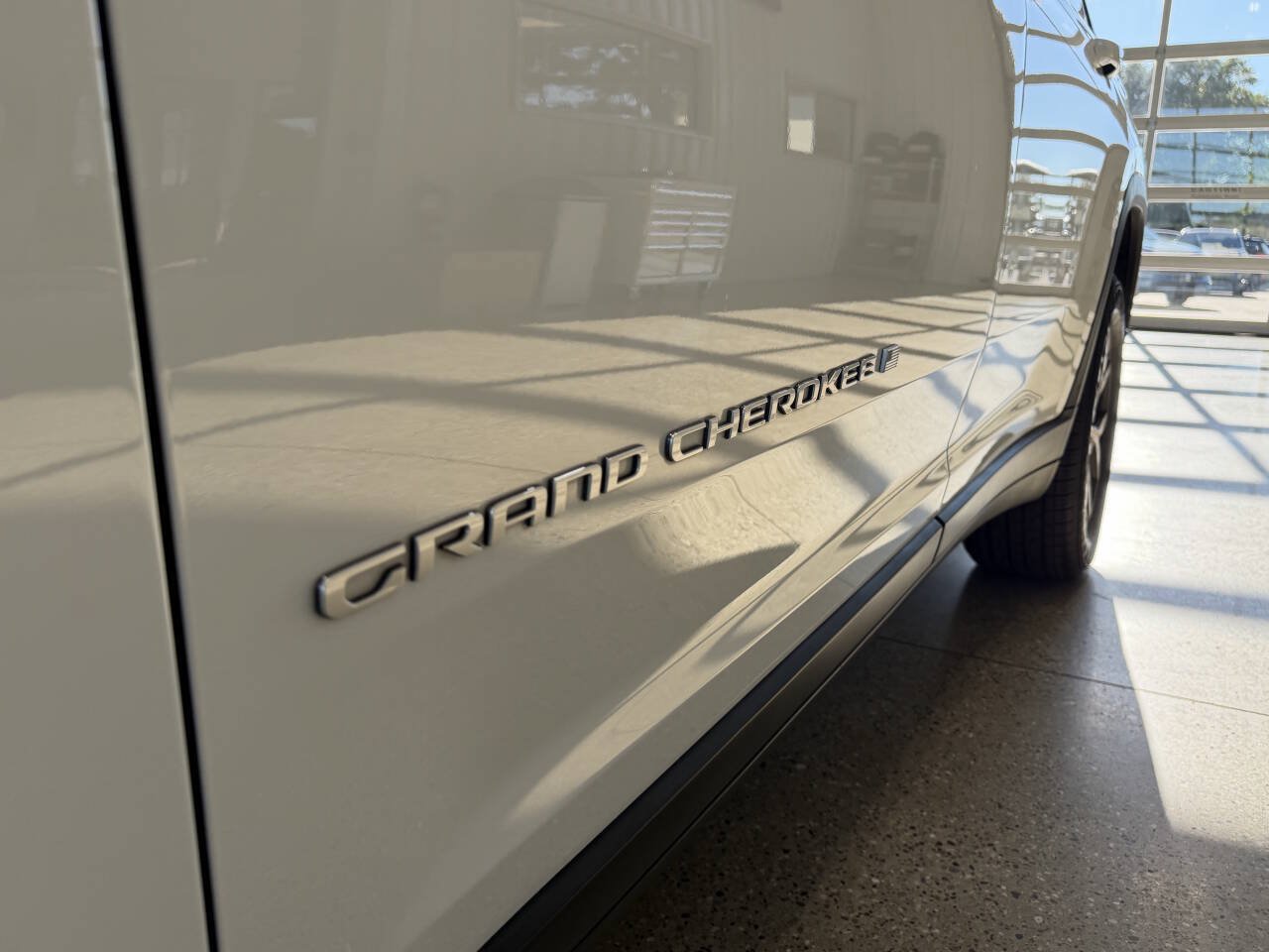 Used 2025 Jeep Grand Cherokee L Limited AWD/4WD image 9