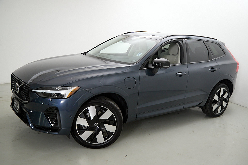 Certified 2025 Volvo XC60 T8 Plus w/ Protection Package Premier AWD/4WD image 3