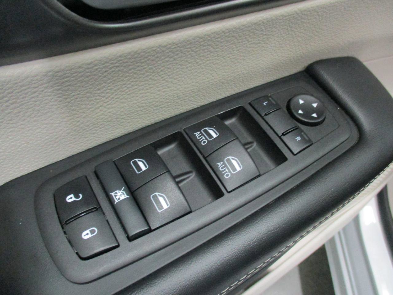 Used 2024 Chrysler Pacifica Touring-L image 18