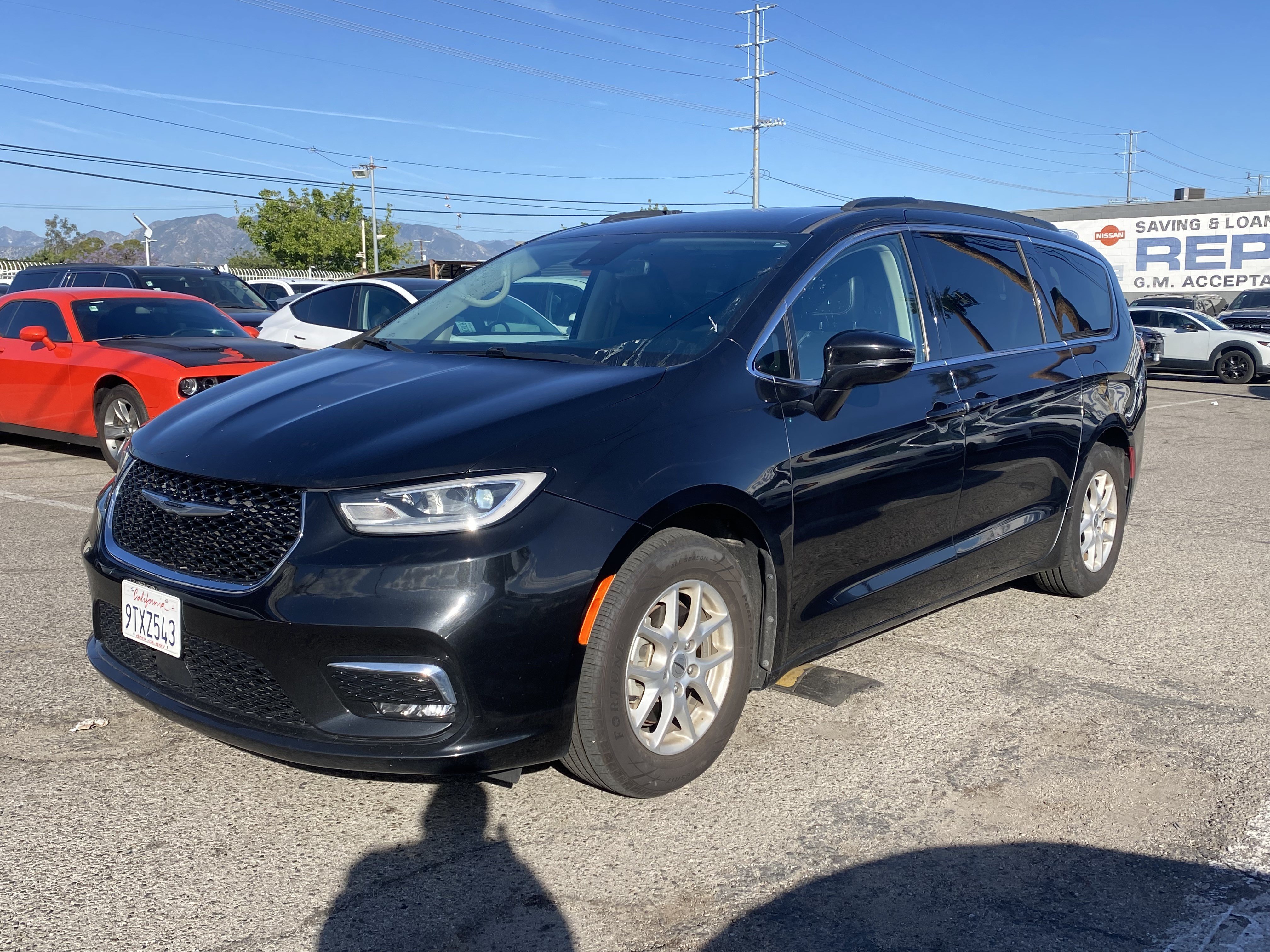 Used 2022 Chrysler Pacifica Touring-L FWD image 2