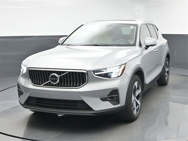Used 2024 Volvo XC40 B5 Plus image 3