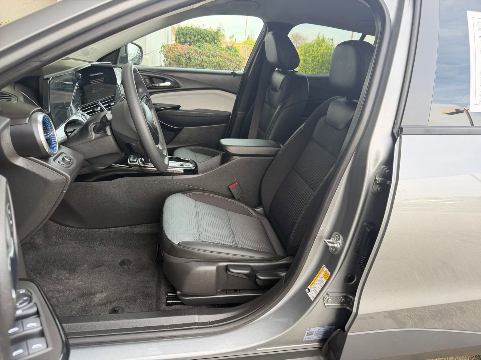 Used 2025 Chevrolet Trax LT image 37