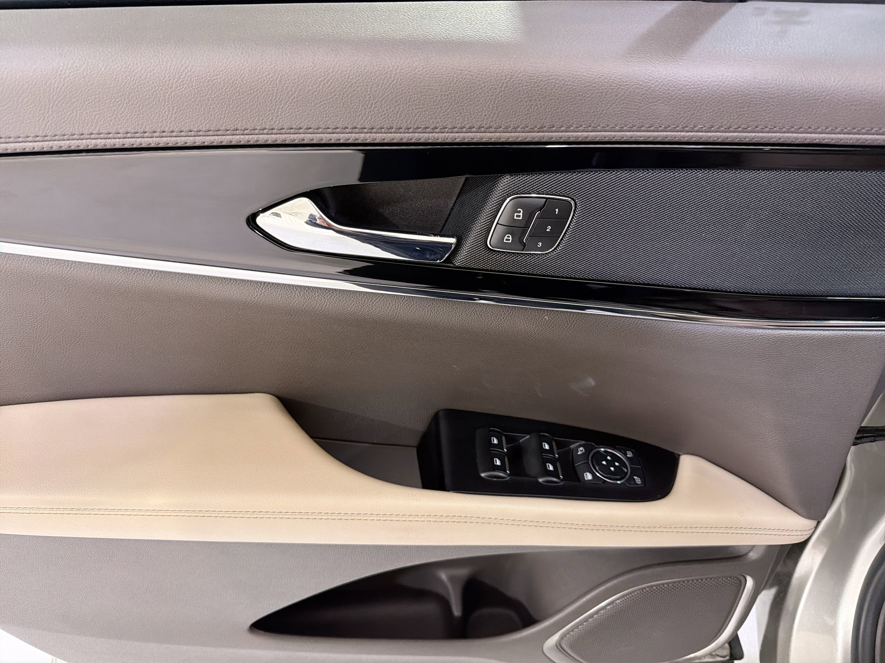 Used 2023 Lincoln Nautilus FWD w/ Premium Package image 12