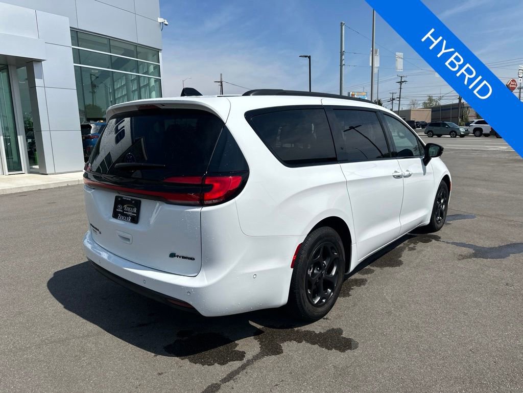 Used 2024 Chrysler Pacifica Premium FWD image 7