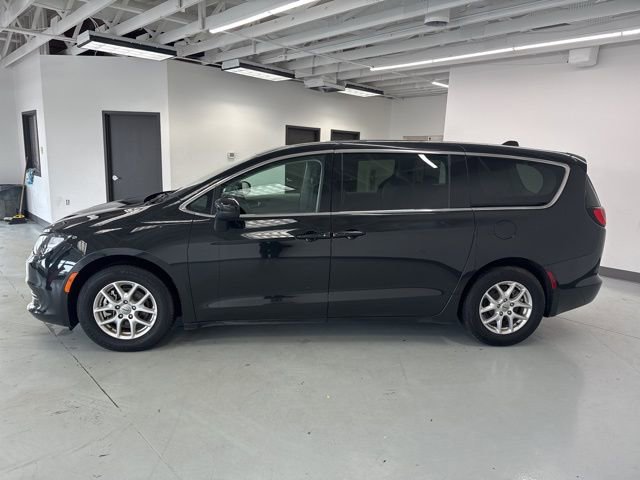 Used 2023 Chrysler Voyager LX image 6