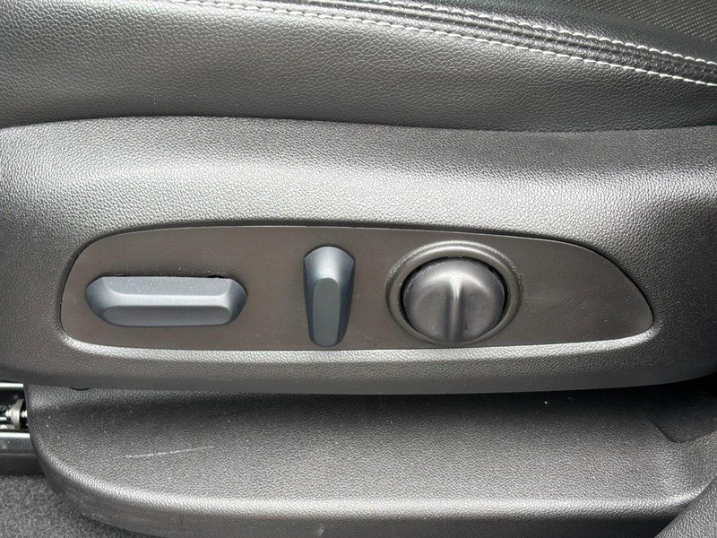Used 2023 GMC Terrain SLT image 16