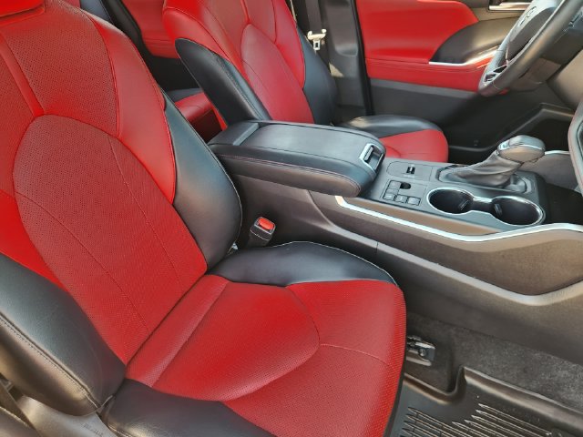Used 2023 Toyota Highlander XSE FWD image 10