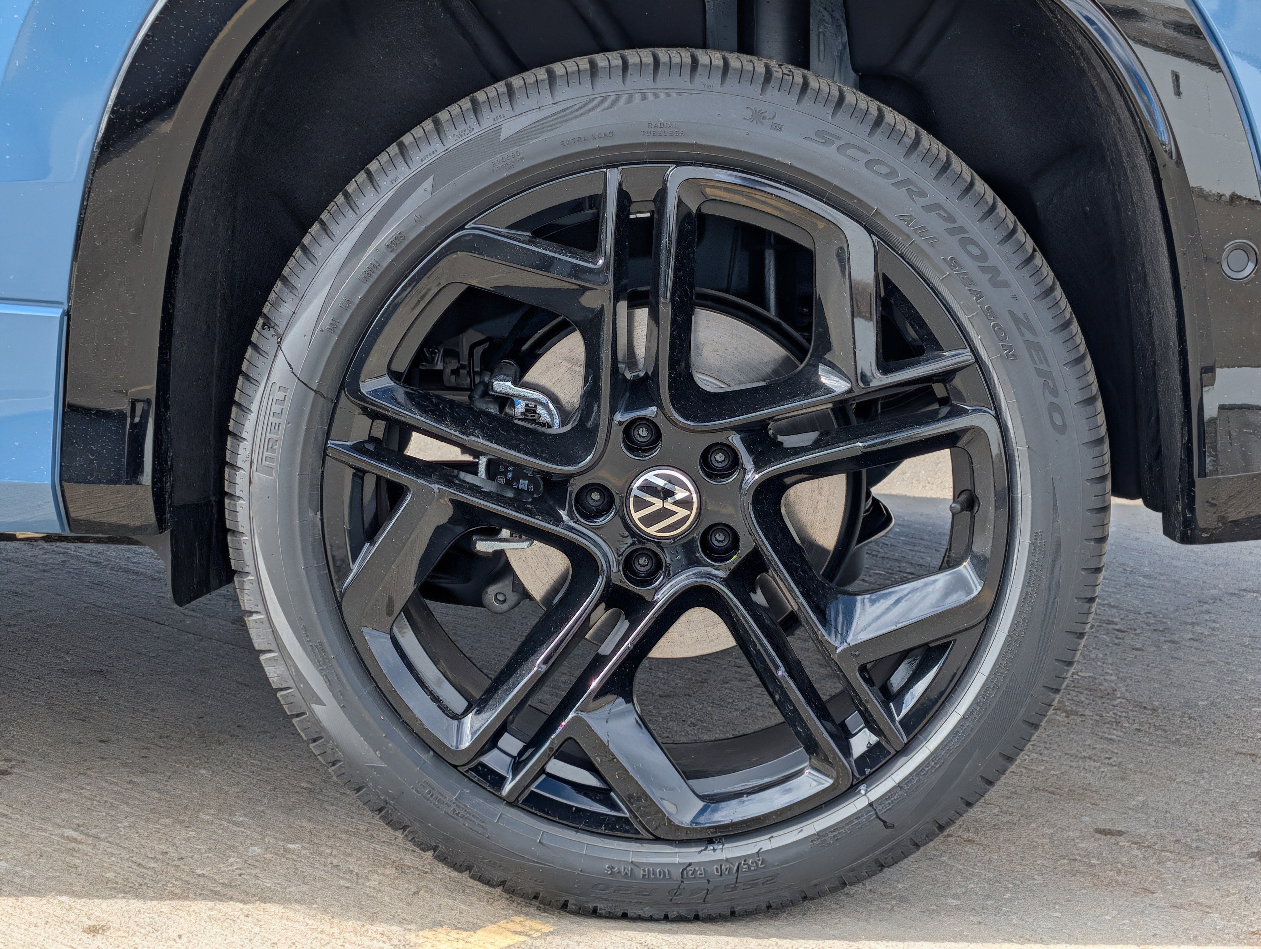 New 2025 Volkswagen Tiguan SE R-Line image 3