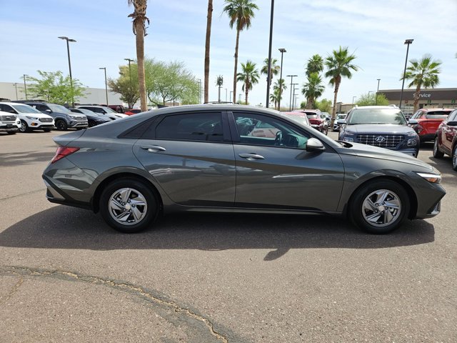 Used 2025 Hyundai Elantra SE FWD image 4