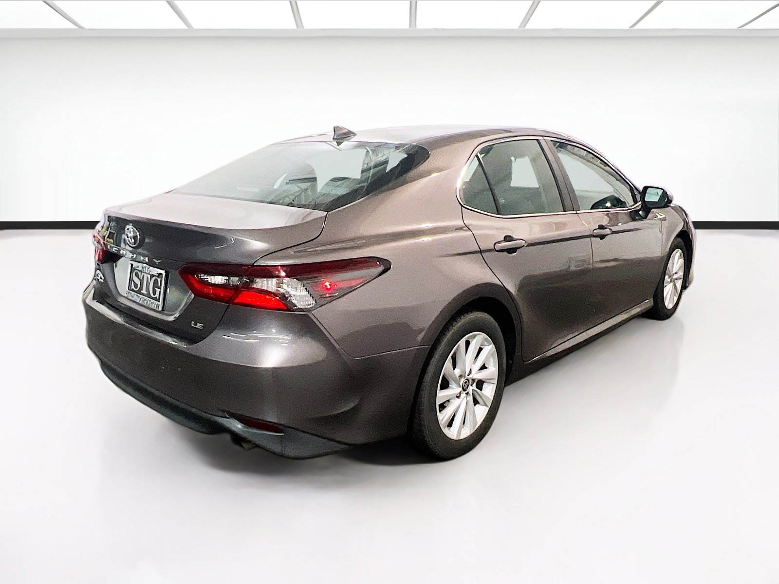 Used 2021 Toyota Camry LE FWD image 4