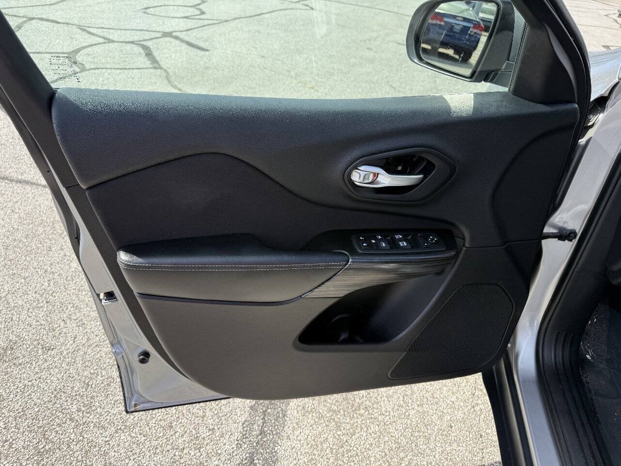 Used 2014 Jeep Cherokee Latitude AWD/4WD image 14