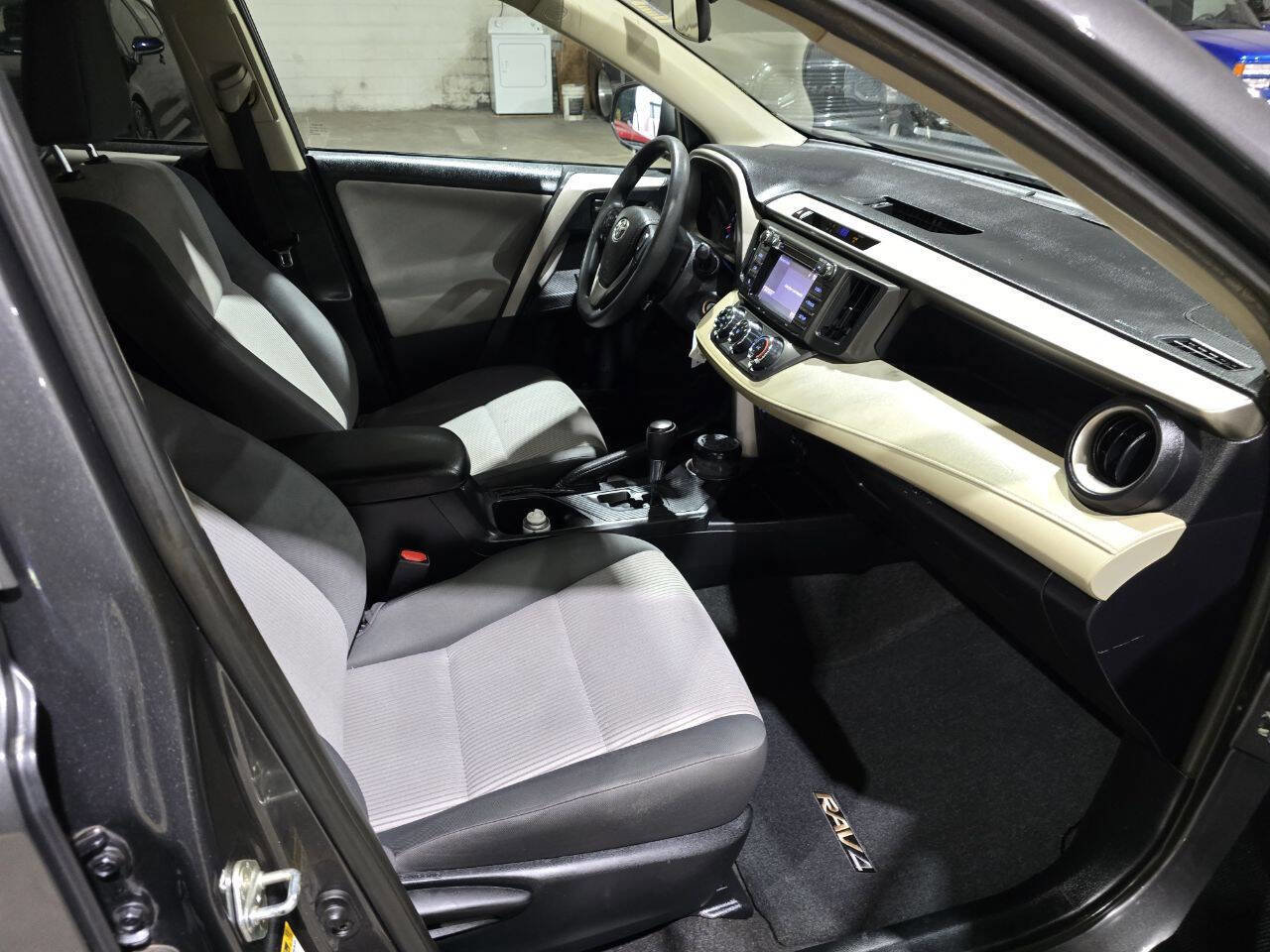 Used 2015 Toyota RAV4 LE image 33