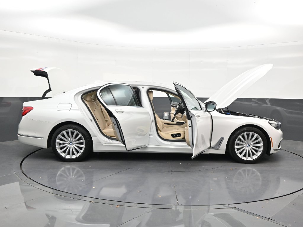 Used 2019 BMW 740i w/ Executive Package RWD image 29