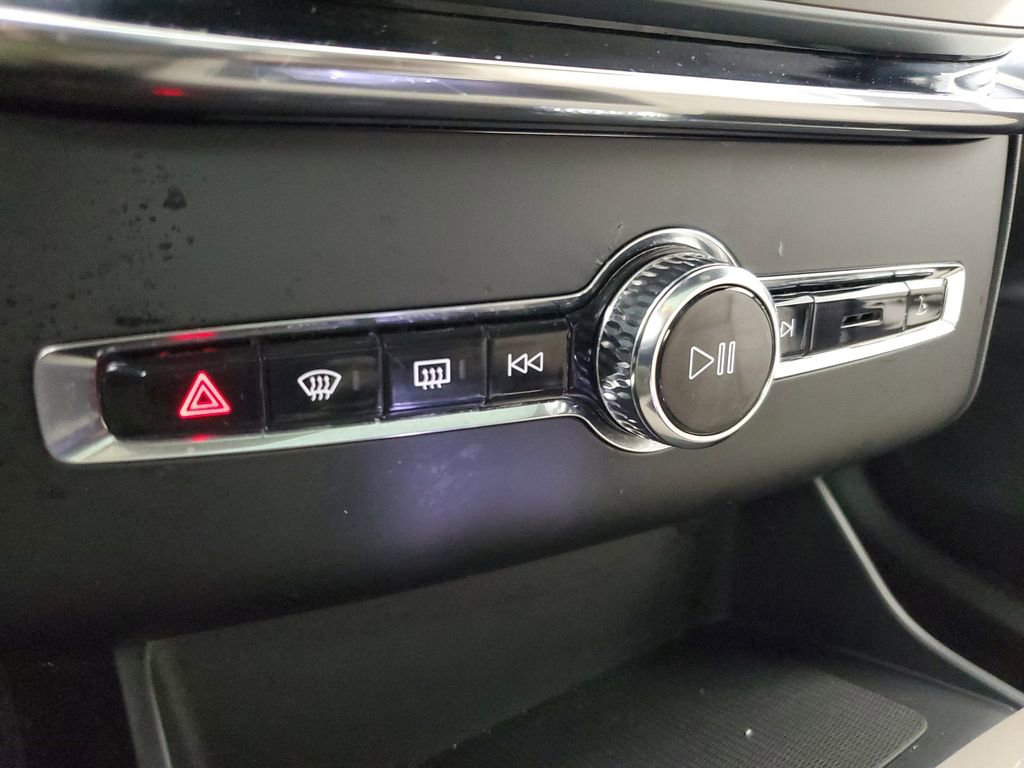 Certified 2025 Volvo XC90 B6 Plus image 33