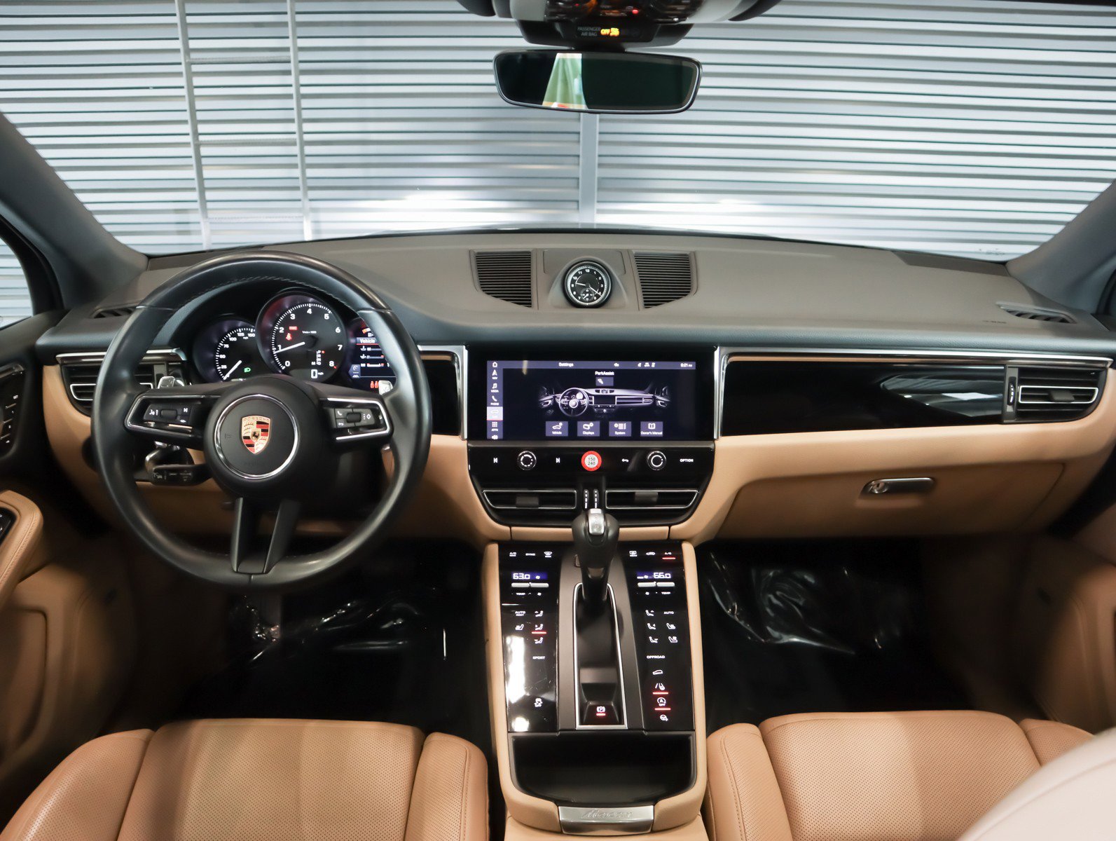 Certified 2023 Porsche Macan image 12