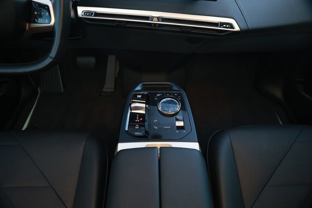 Used 2025 BMW iX xDrive50 AWD/4WD image 31