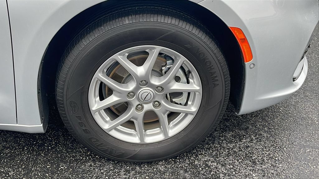 Used 2026 Chrysler Pacifica Select FWD image 6