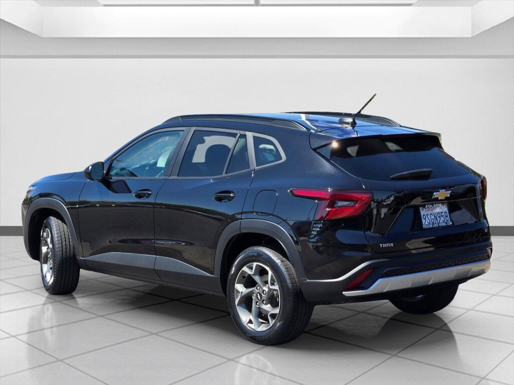 Used 2025 Chevrolet Trax LT FWD image 7