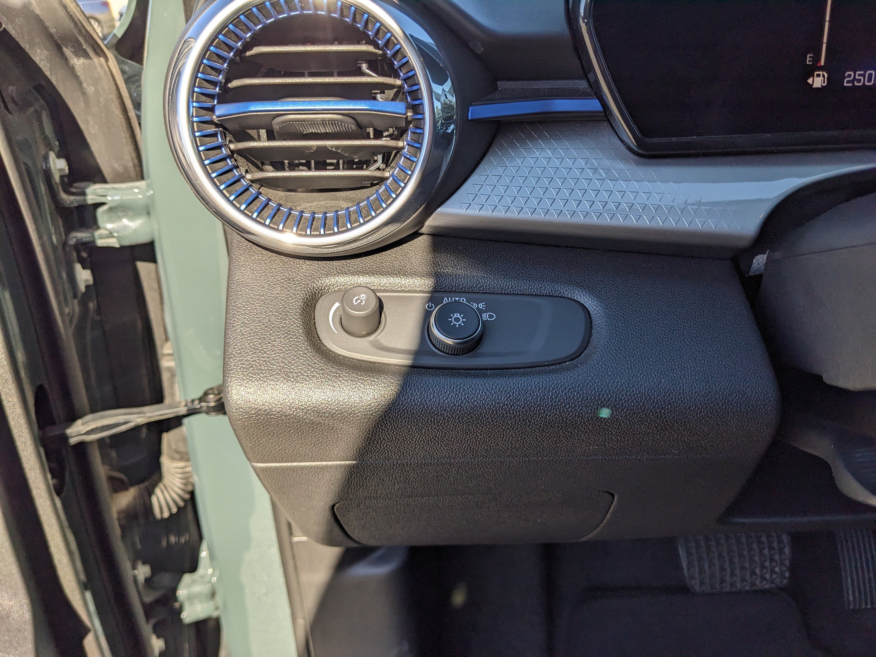 Used 2025 Chevrolet Trax LT FWD image 32
