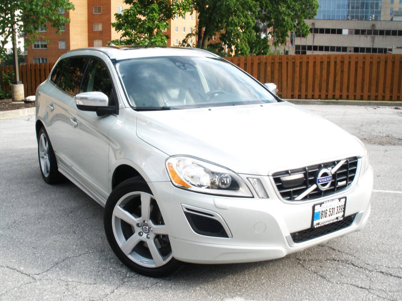 Used 2011 Volvo XC60 T6 R-Design w/ Convenience Pkg AWD/4WD image 2