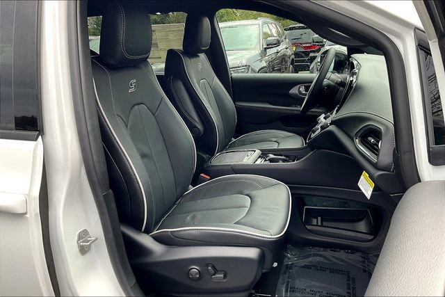 New 2026 Chrysler Pacifica Limited w/ S Appearance Package image 28