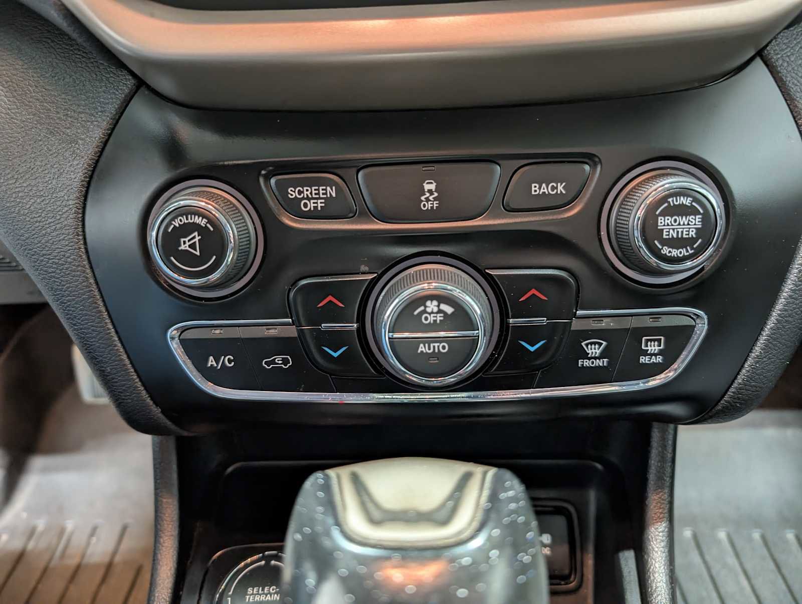 Used 2017 Jeep Cherokee Limited AWD/4WD image 32