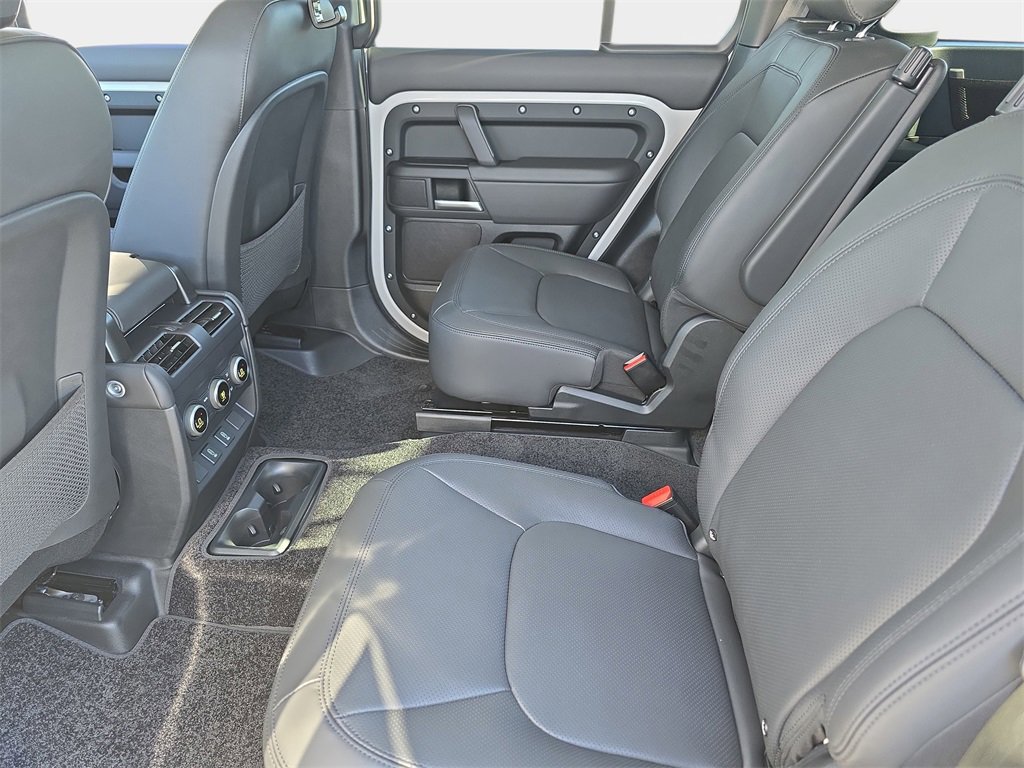 New 2026 Land Rover Defender 130 X-Dynamic SE image 15