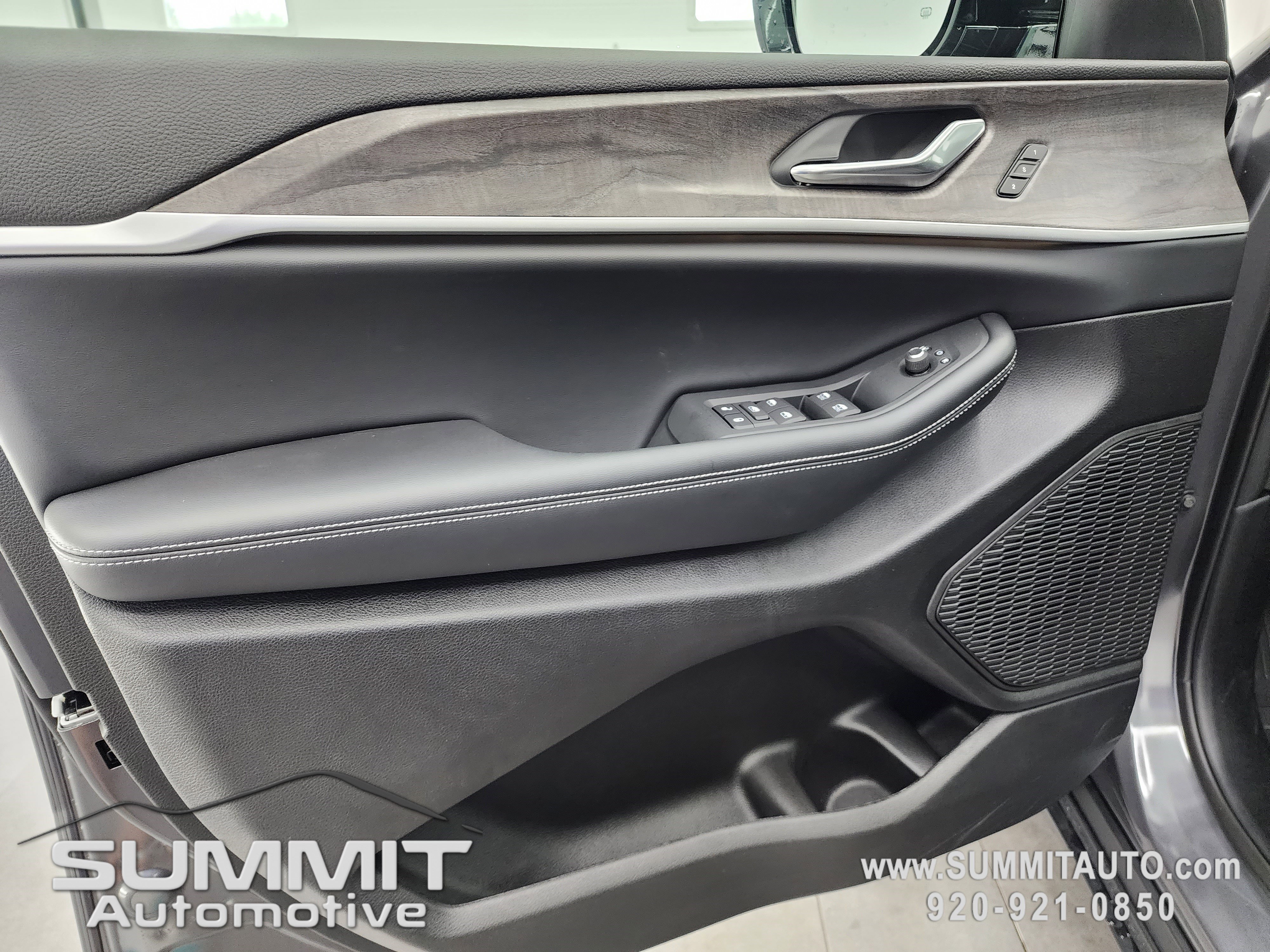 New 2025 Jeep Grand Cherokee Limited w/ Black Appearance Package image 41