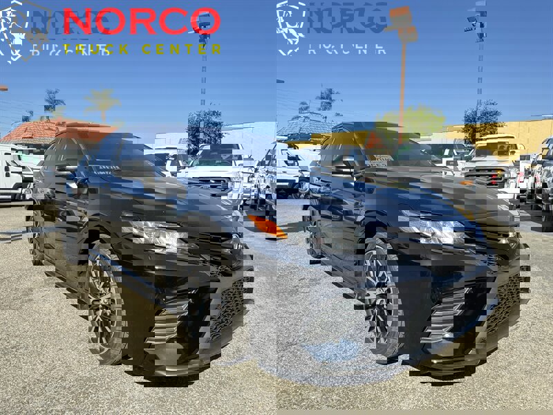 Used 2020 Toyota Camry SE image 2