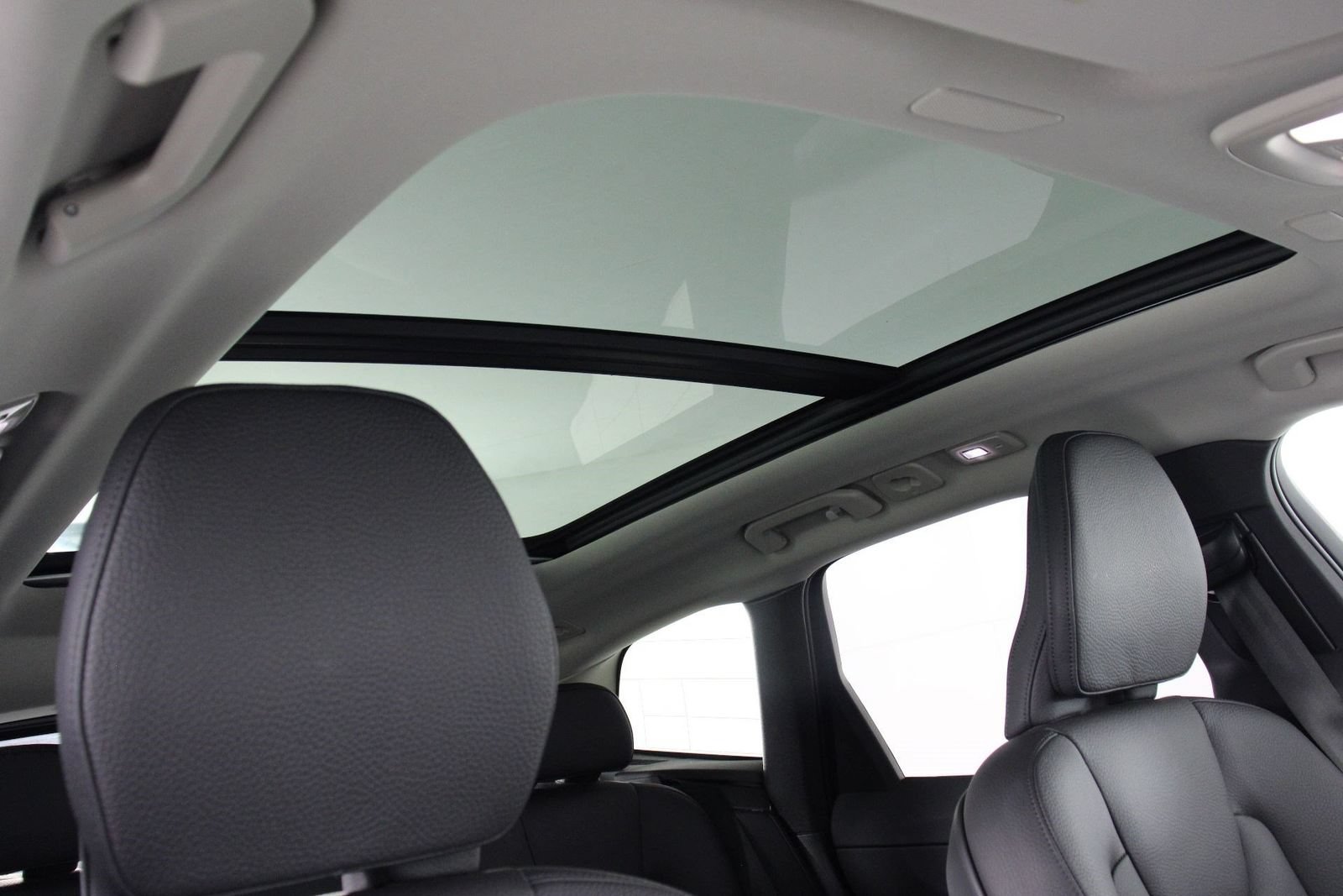 Certified 2025 Volvo XC60 B5 Plus AWD/4WD image 23